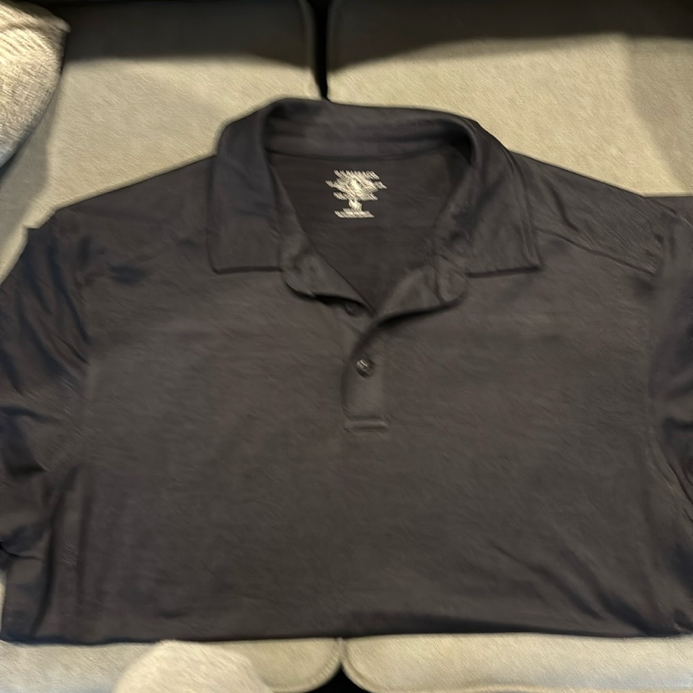 Like new mens GH Bass polo.  Sz M dark gray/graphite.  Soft stretch fabric.